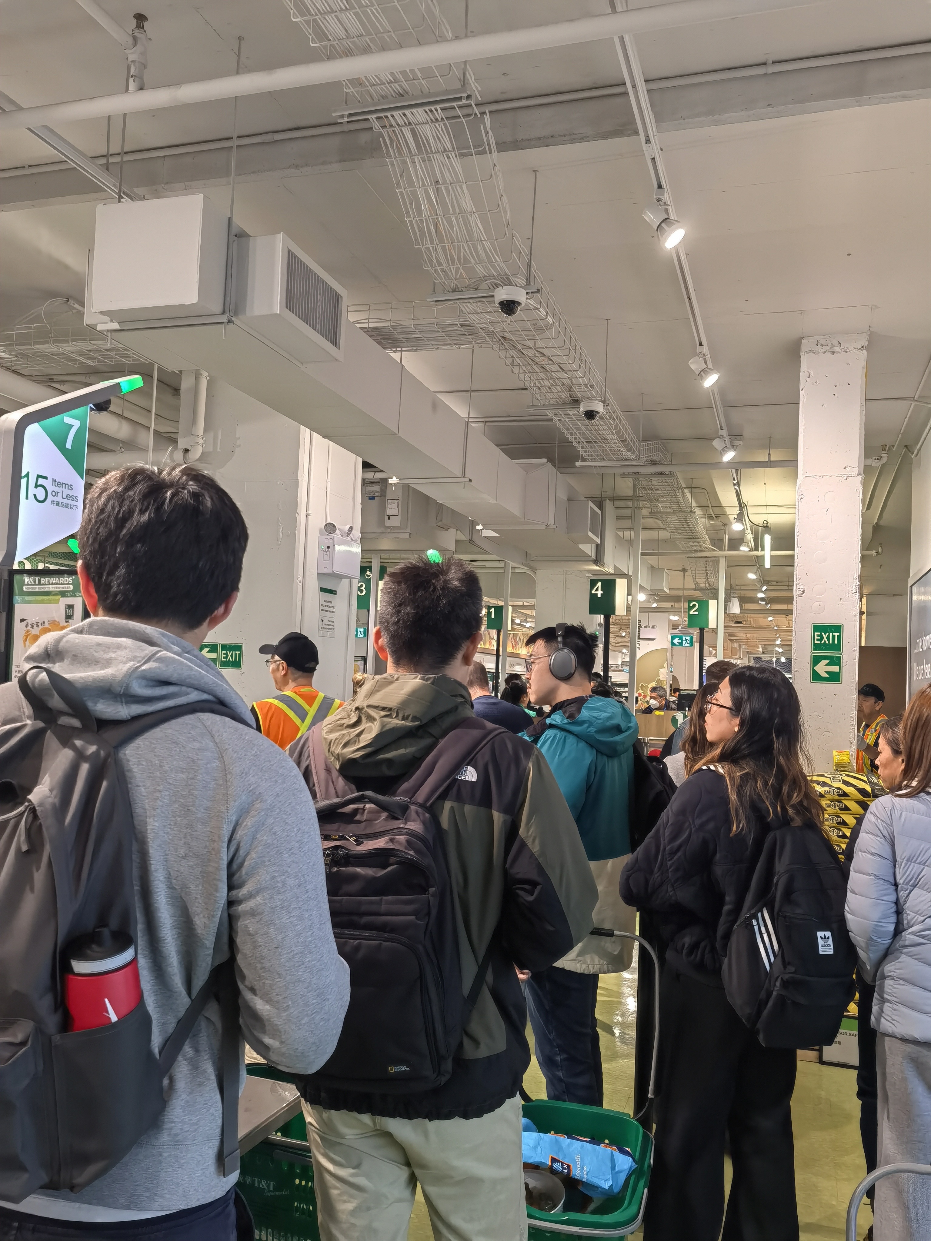 冬天来了，买菜排长龙